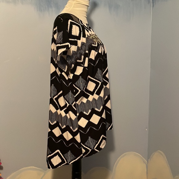 Lane Bryant Women’s flutter sleeve black and white HI/LO blouse. Size 14/16 $25 - Picture 5 of 5